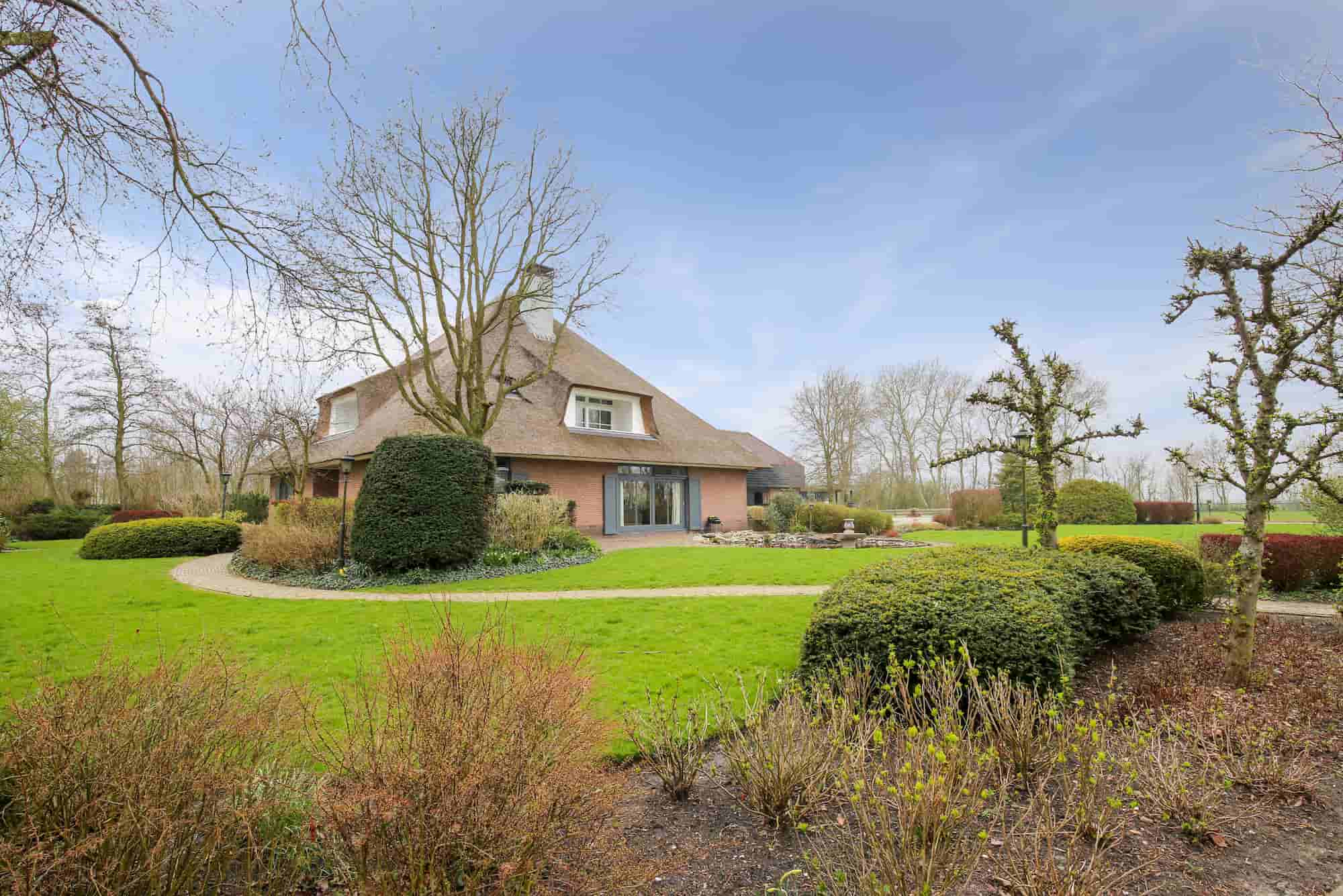 Villa voor 10 personen gelegen aan de rand van Schoorl. Honden en paarden welkom.